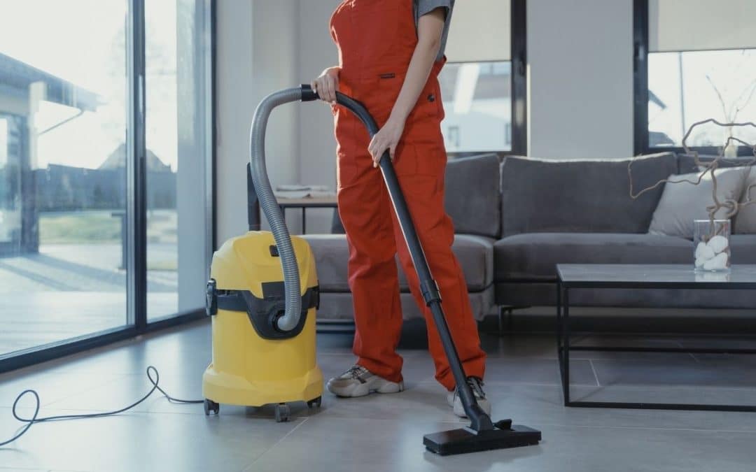 Čištění koberců ve firmě: kdy nestačí vysavač
